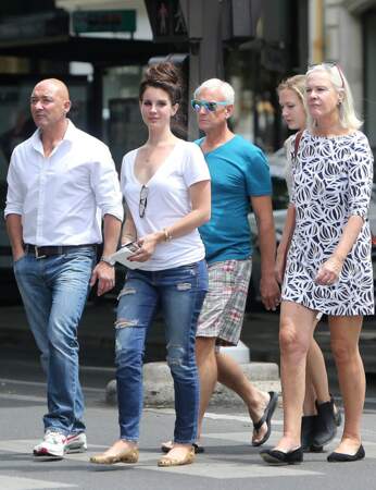 Lana del Rey est ultrafamille (le 23 juin à Paris avec sa mère, son père et sa sœur)