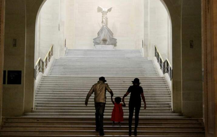 Un grand escalier pour accéder à une immense statue, voilà de belles idées de déco