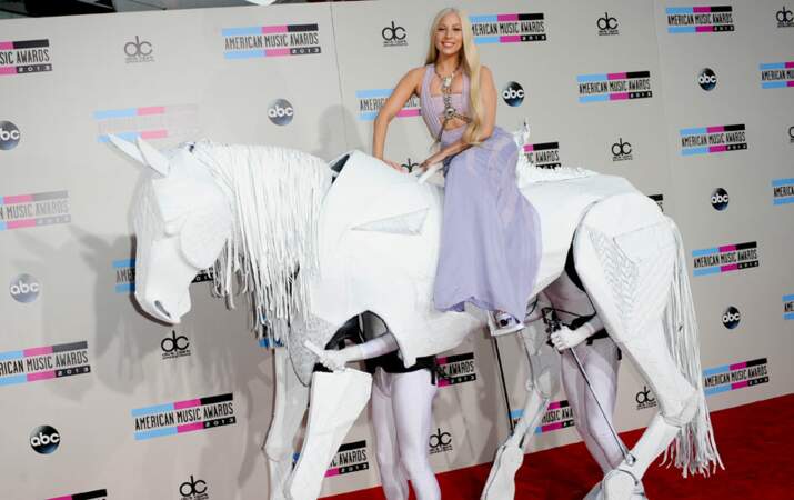 Bien tenté le coup du cheval géant pour détourner l'attention de la robe moche Lady Gaga ! 