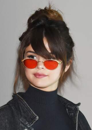 Visage rond : exploitez une frange longue portée sur le côté à l'égal de Selena Gomez