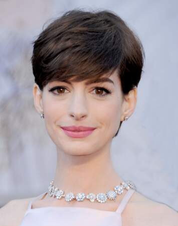Visage ovale : tentez une frange épaisse sur le côté comme Anne Hathaway