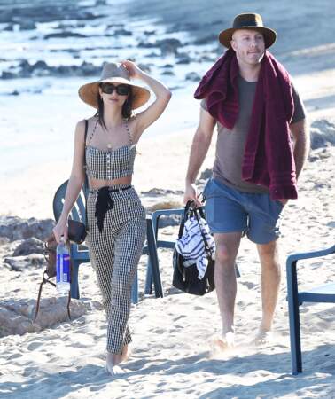 Emily Ratajkowski arrive à la plage avec son chéri Jeff Magid