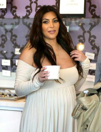 Kim Kardashian craque pour une glace