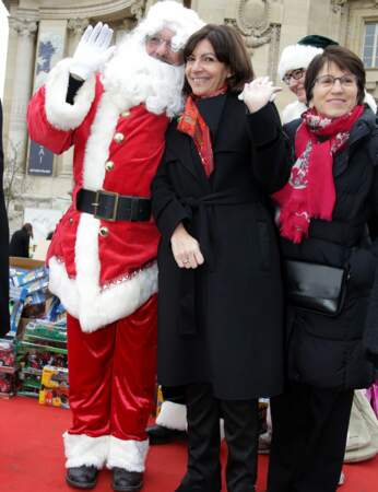 Anne Hidalgo pose elle aussi aux côtés du Père Noël