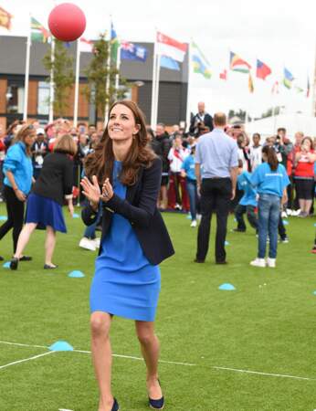 Kate Middleton s'amuse à lancer une balle