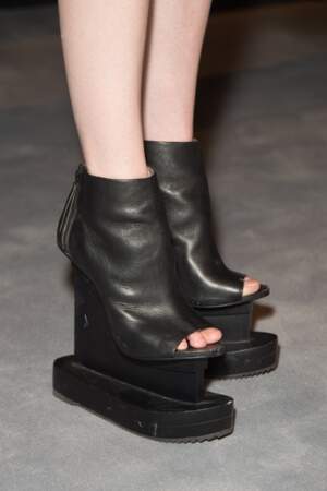 Fashion week haute couture : Coco Rocha va pouvoir repasser ses fringues avec ses shoes. Pratique.