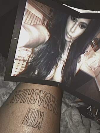 WTFjon se fait tatouer le nom de Kim Kardashian sur la cuisse droite