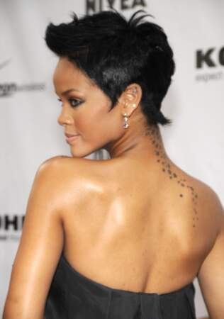 La cascade d'étoiles sur la nuque de Rihanna