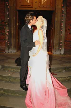 Robes de mariée de stars : Gwen Stefani dans sa robe "infusion fruits rouges" et Gavin Rossdale en 2002