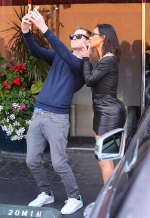 Kim Kardashian en robe moulante noire en cuir à Los Angeles