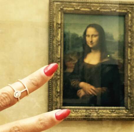 Une visite du Louvre en solo ? Bee est vernie (jusqu'au bout des ongles)