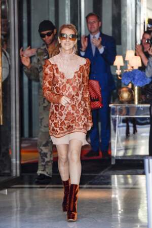 Céline Dion en robe imprimée dentelle et bottines en velours
