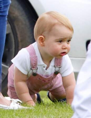 En salopette rose, le fils de Kate et William est adorable