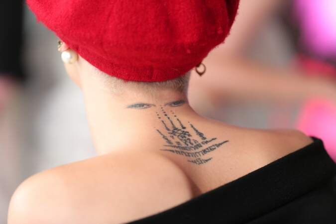La tatouage dans la nuque de Cara Delevingne