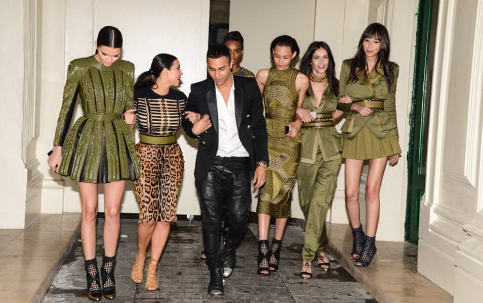 Olivier Rousteing entouré de Kim et Kendall à la soirée Vogue Foundation