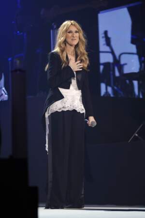 Céline Dion en concert à Paris, au début du mois : top en dentelle, pantalon large et veste destructurée