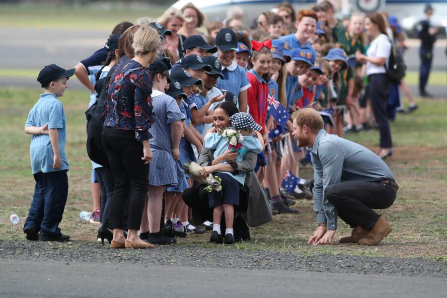 Le duc et la duchesse de Sussex très complices avec des enfants lors de leur arrivée à Dubbo