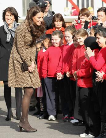 21 février 2012 : Elle visite une école à Oxford