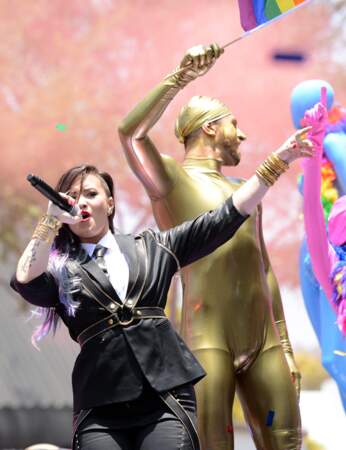 Demi Lovato a piqué la veste d'un des Village People (à la Gay Pride de Los Angeles)