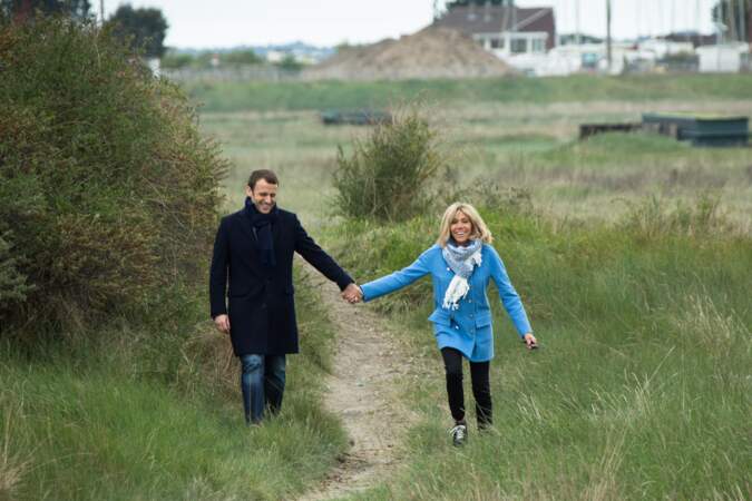 Emmanuel Macron vainqueur du 1er tour de la présidentielle : Le couple profite d'une promenade "tranquille"
