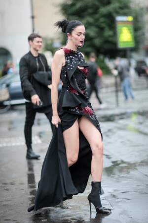 Défilé Atelier Versace : le top Mariacarla Boscono a révélé sa petite culotte !
