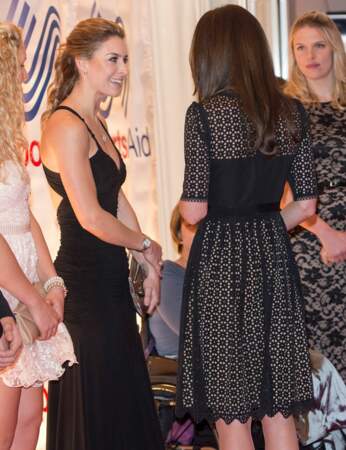 De dos, la robe de Kate souligne son extrême minceur