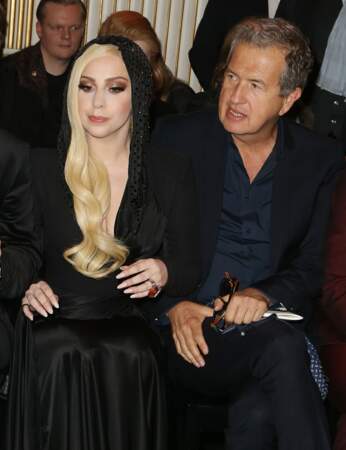 A ses côtés, Lady Gaga et le photographe Mario Testino