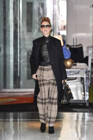 Top en cuir, veste longue, pantalon large à carreaux : Céline Dion est hyper chic