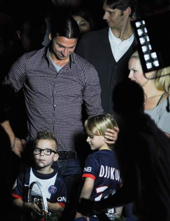 Zlatan Ibrahimovic, sa femme et leurs deux enfants quittent le palais omnisports de Paris Bercy