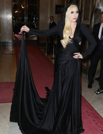 Le défi de Lady Gaga : garder le bras levé toute la soirée