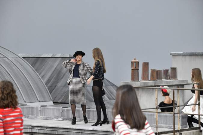 L'humoriste Marie s'infiltre et Gigi Hadid lors du défilé Chanel printemps/été 2020