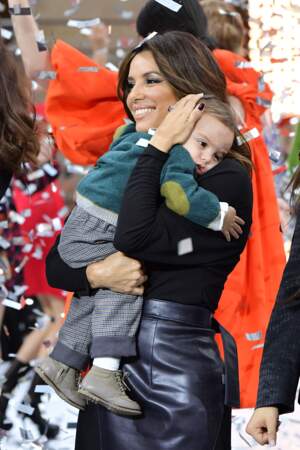 Eva Longoria et son fils Santiago lors du défilé L'Oréal Paris 