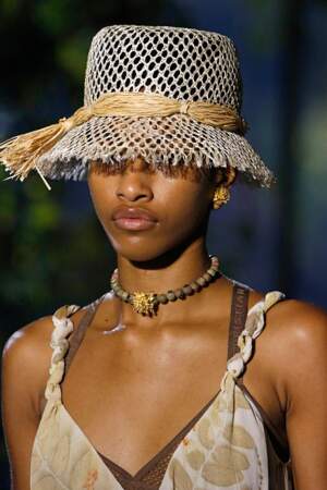 Chapeau rond twisté pour Dior