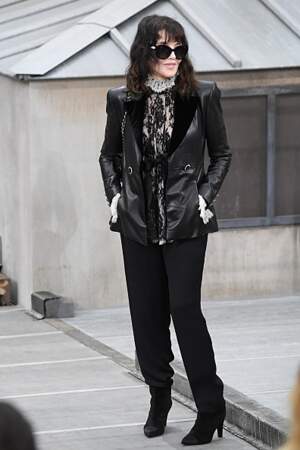Don't Isabelle Adjani et son look camouflage noir 