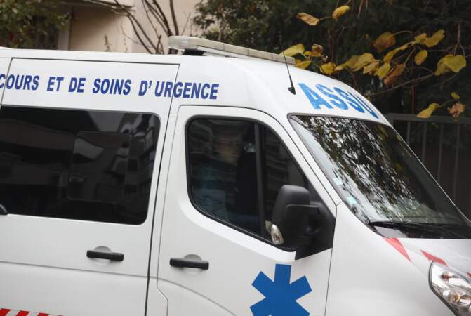 Il est raccompagné en ambulance jusqu'à son domicile de Marnes-la-Coquette