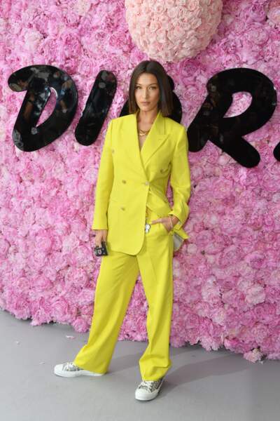 Le total look jaune acidulé de Bella Hadid au défilé Dior Homme