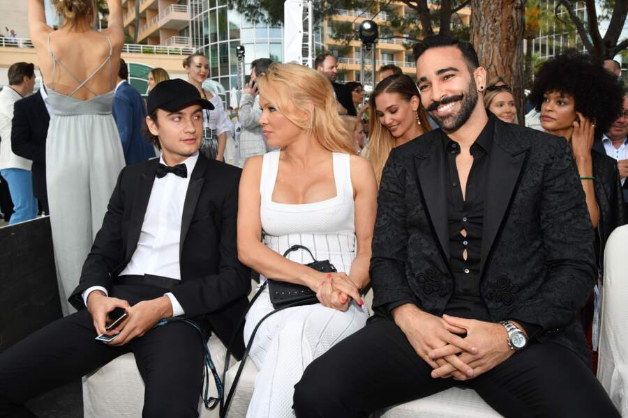 Brandon Lee, sa mère Pamela Anderson et son compagnon Adil Rami lors de la soirée Amber Lounge Monaco 2019