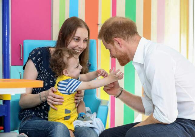 Prince Harry visite un hôpital pour enfants