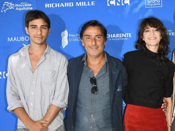 Ben Attal avec ses parents Yvan Attal et Charlotte Gainsbourg lors du festival d'Angouleme