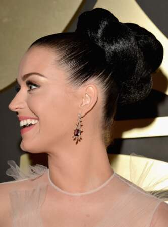 2014 - Katy Perry, cheveux naturels et chignon chic 
