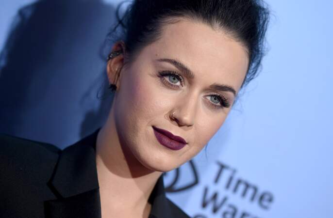 Mars 2015 : Katy Perry craque pour le noir corbeau