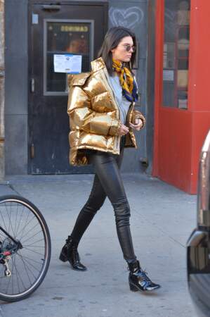 Do - Kendall Jenner et sa doudoune dorée 