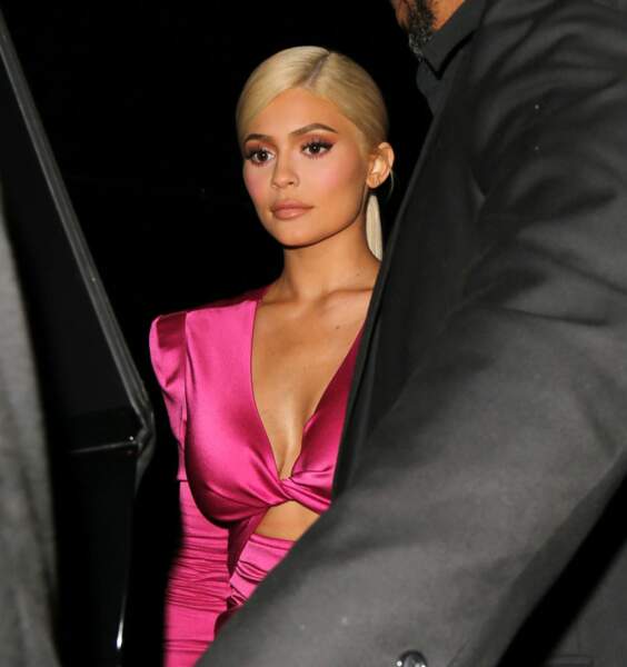 Do - Kylie Jenner blonde avec un make up dans les tons rose