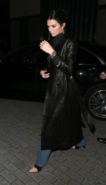 Kendall Jenner adopte le manteau long en cuir 