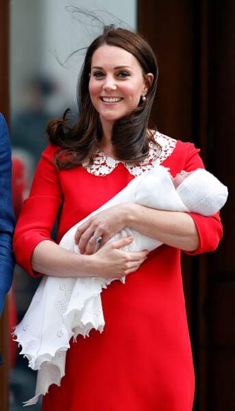2018 : Kate Middleton dans sa robe rouge pour présenter Louis à la presse