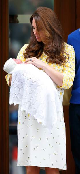 2015 : Kate Middleton et sa robe au motif floral pour la présentation de la Princesse Charlotte à la presse