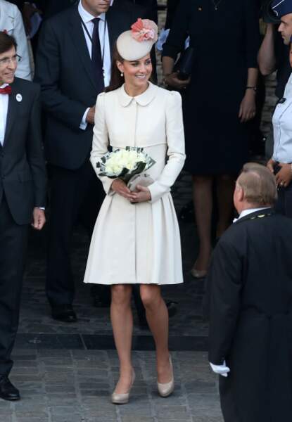 2014 : Kate Middleton dans son ensemble jaune pastel assorti à son bibi