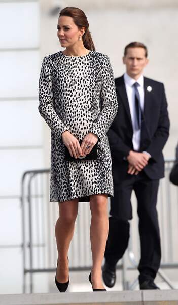 2015 : Kate Middleton et sa robe de grossesse léopard très tendance 