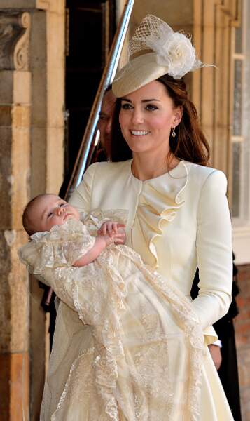 2013 : Kate Middleton assortie à la robe de baptême du Prince George 