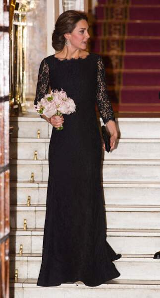 2014 : Kate Middleton continue les tenues du soir cette fois-ci pour la "Royal Variety Performance" à Londres